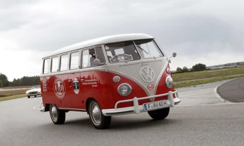 Volkswagen “Bulli”: 75 anni di Storia e Leggenda.