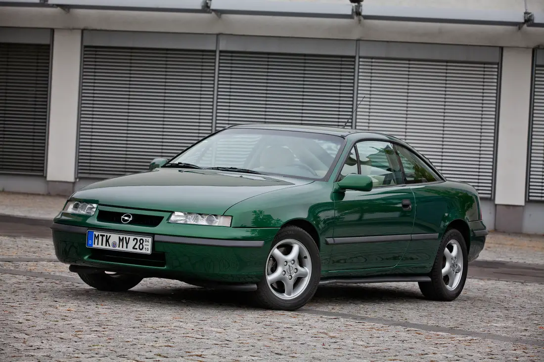 Opel Calibra V6: Il fascino muscoloso degli anni ’90.
