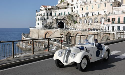 La 1000 Miglia Experience Italy chiude a Bari tra storia, mare e motori: vincono Facchini e Olivetti.