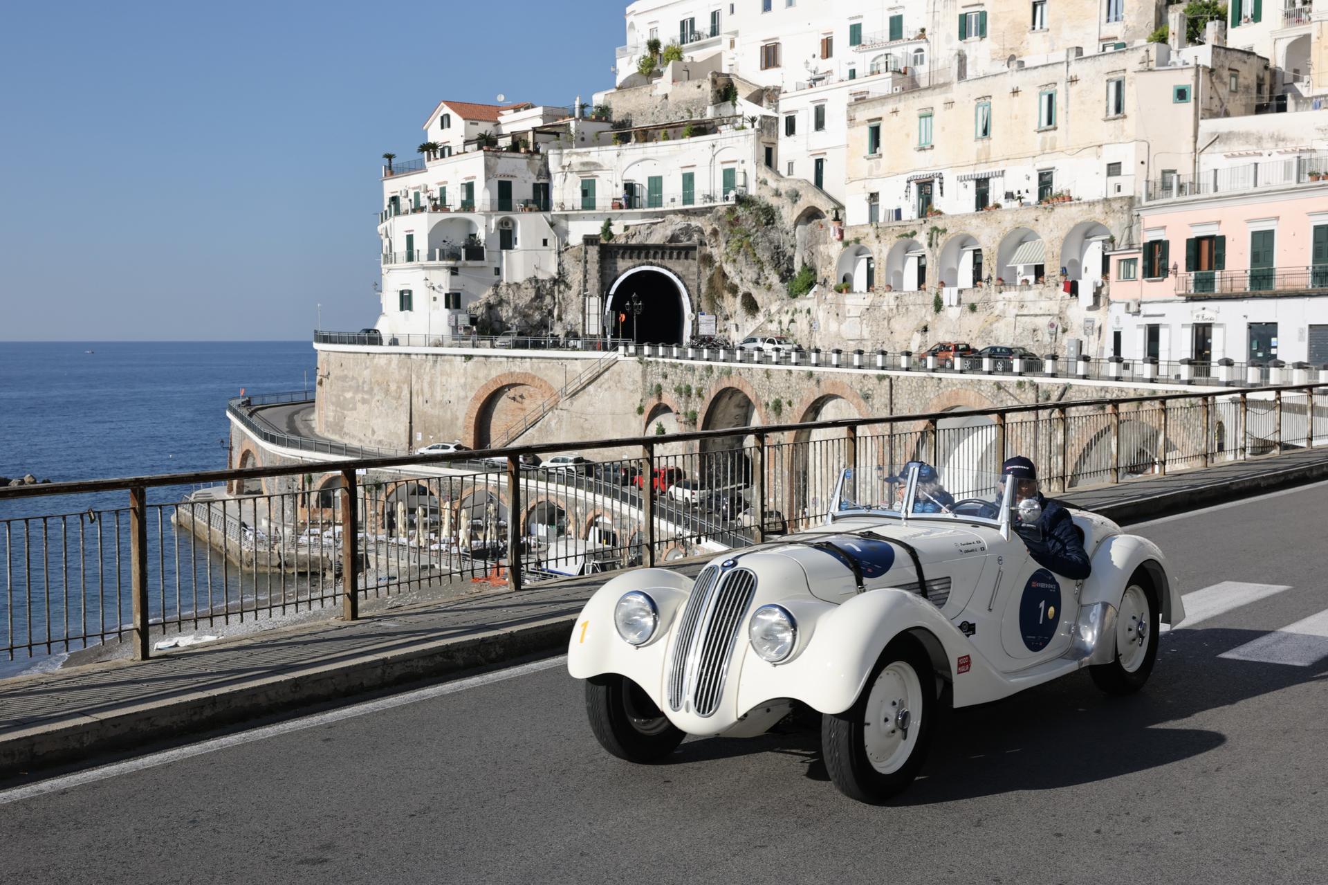 La 1000 Miglia Experience Italy chiude a Bari tra storia, mare e motori: vincono Facchini e Olivetti.