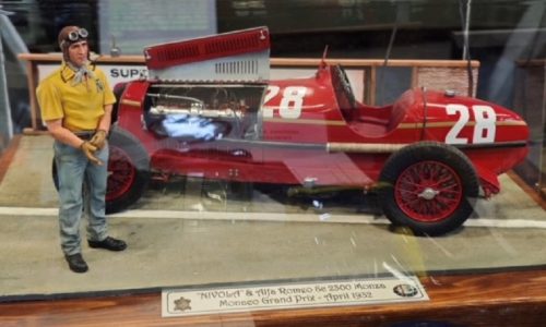 Tazio Nuvolari rivive in miniatura: al Museo di Mantova una preziosa scultura per ricordare il Gran Premio di Monaco del 1932.
