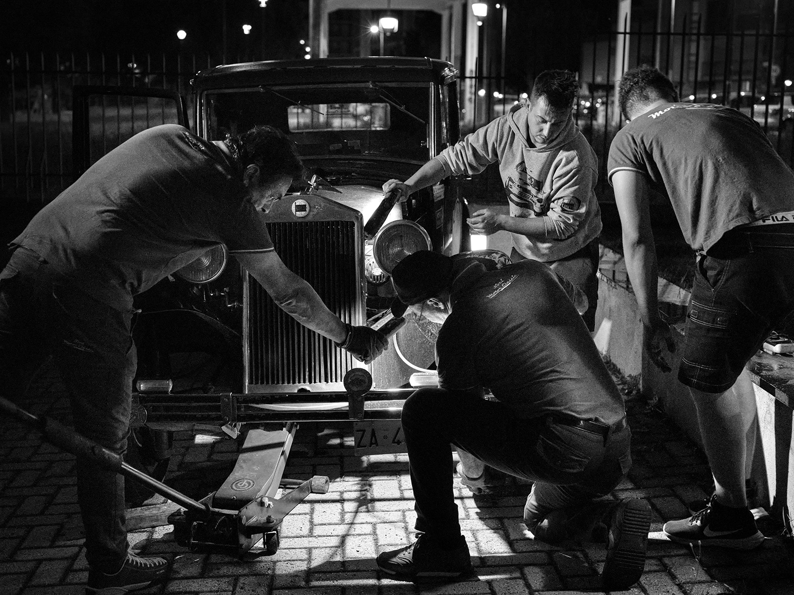 Nel cuore della corsa: i meccanici della 1000 Miglia protagonisti di una mostra fotografica al MO.CA di Brescia.