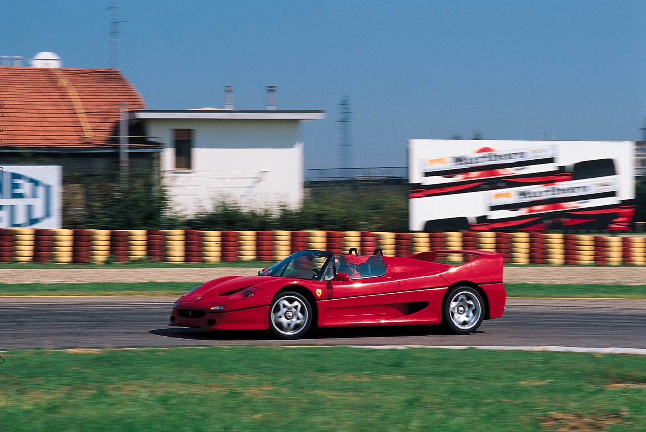 Ferrari F50 Legacy Tour 2025: trent’anni di emozioni sulle strade della Toscana.