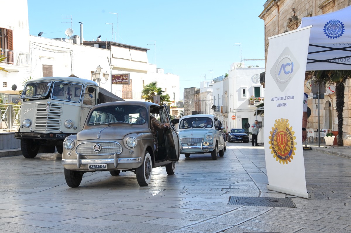 Brindisi accoglie “Ruote nella Storia”: motori d’epoca sul Lungomare e nella Cittadella della Marina.