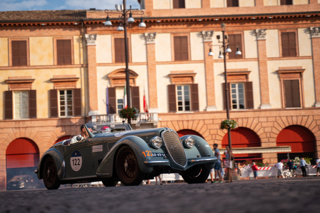 Dall’Adriatico al Tirreno: la lunga traversata della quarta giornata della 1000 Miglia 2025.