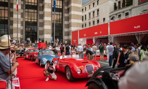 È partita la 1000 Miglia 2025: sulle strade della corsa più bella del mondo.