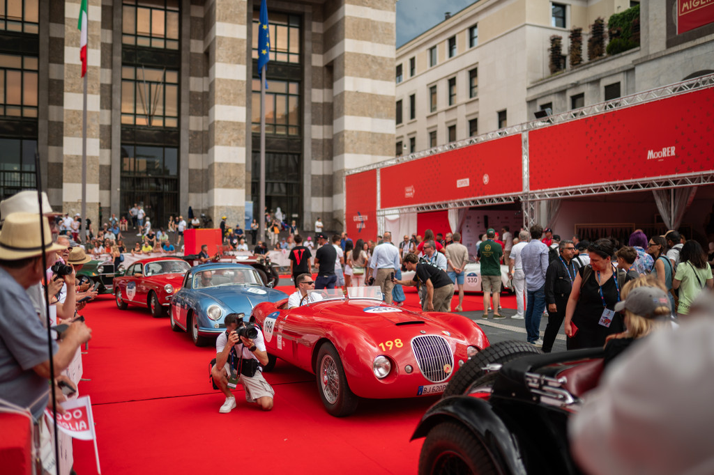 È partita la 1000 Miglia 2025: sulle strade della corsa più bella del mondo.