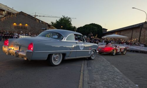 Verso il tramonto, tra arte, salite e Repubbliche: la 1000 Miglia abbraccia San Marino e il mare.
