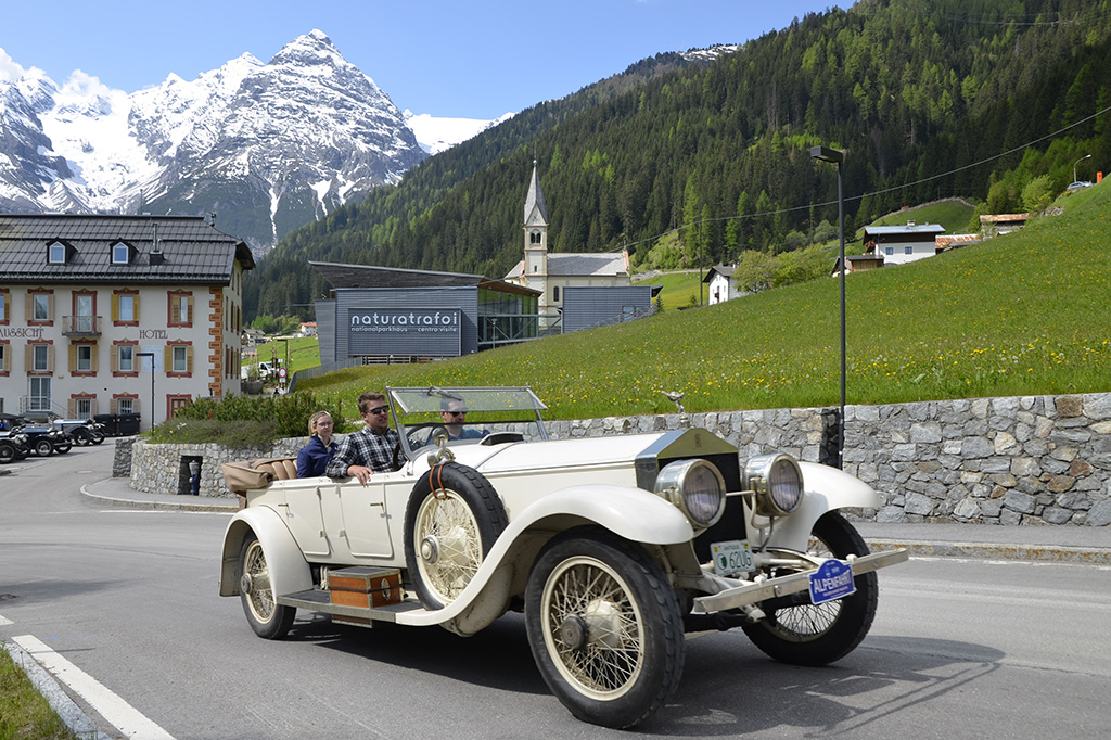 Due secoli sulla via più alta d’Europa: “200 Stelvio” accende la passione per la storia su ruote, tra ingegno, memoria e futuro sostenibile.