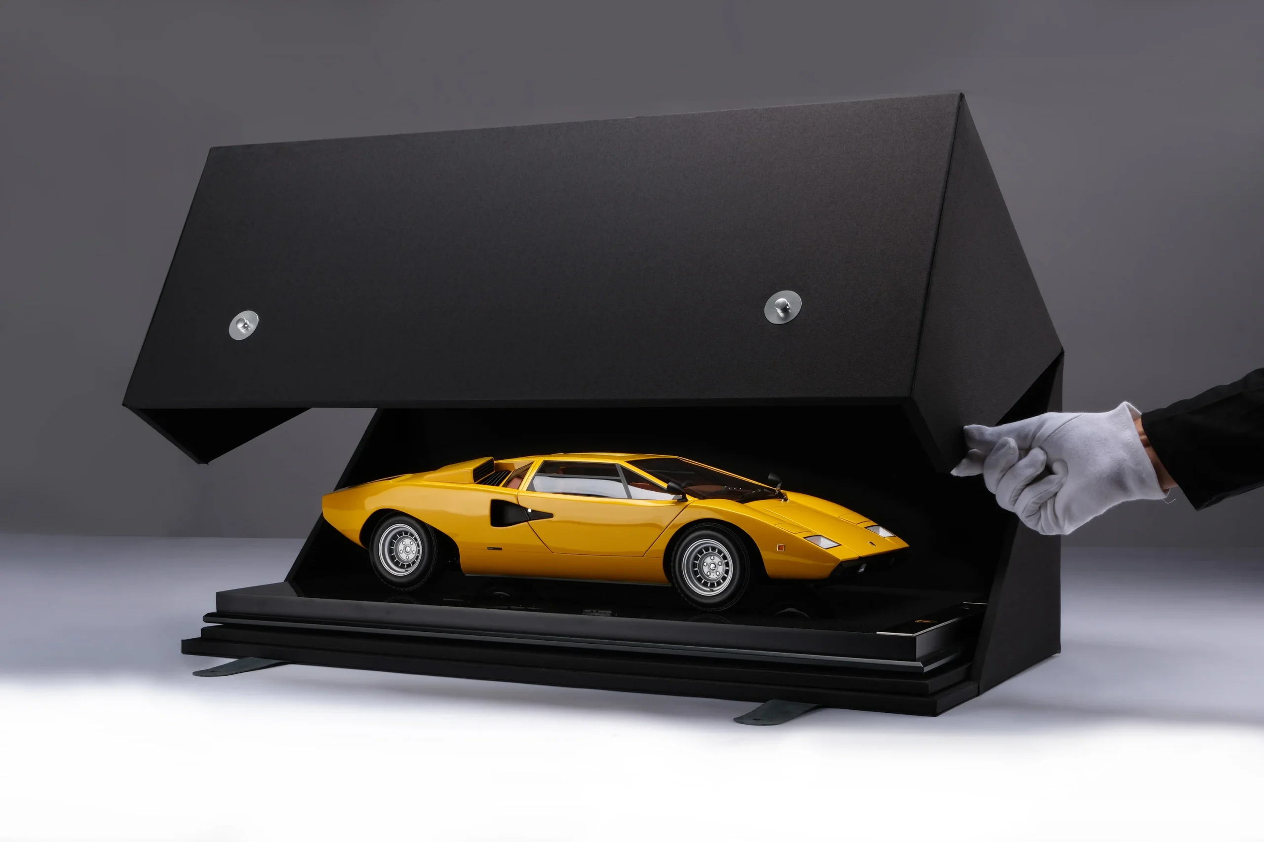 Countach LP400: Il Sogno in Scala, Firmato Amalgam.