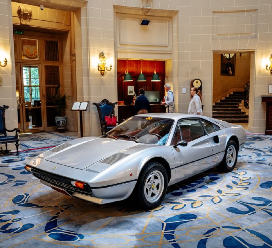 Cavallino celebra mezzo secolo di Ferrari 308 GTB: un viaggio tra Goodwood e Londra per onorare una leggenda.