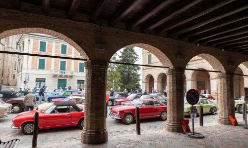 La magia della Due Giorni del Conero: auto d’epoca tra panorami marchigiani e cultura senza tempo.