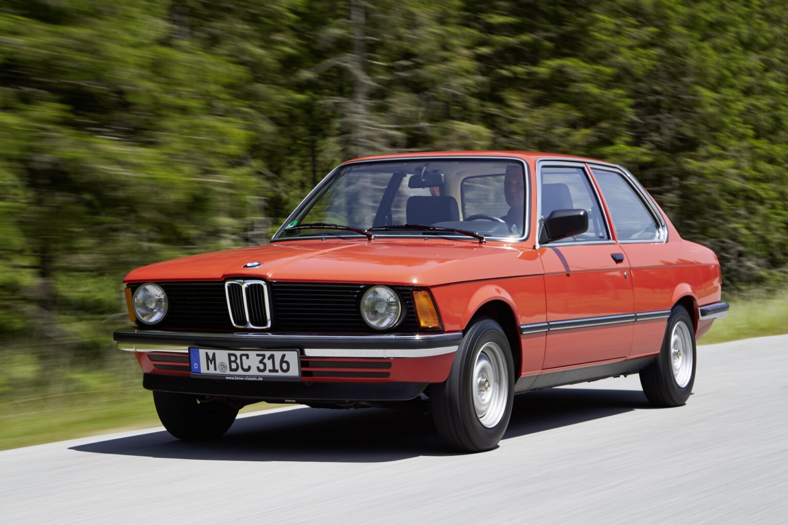 BMW Serie 3: cinquant’anni di storia e un futuro Neue Klasse.