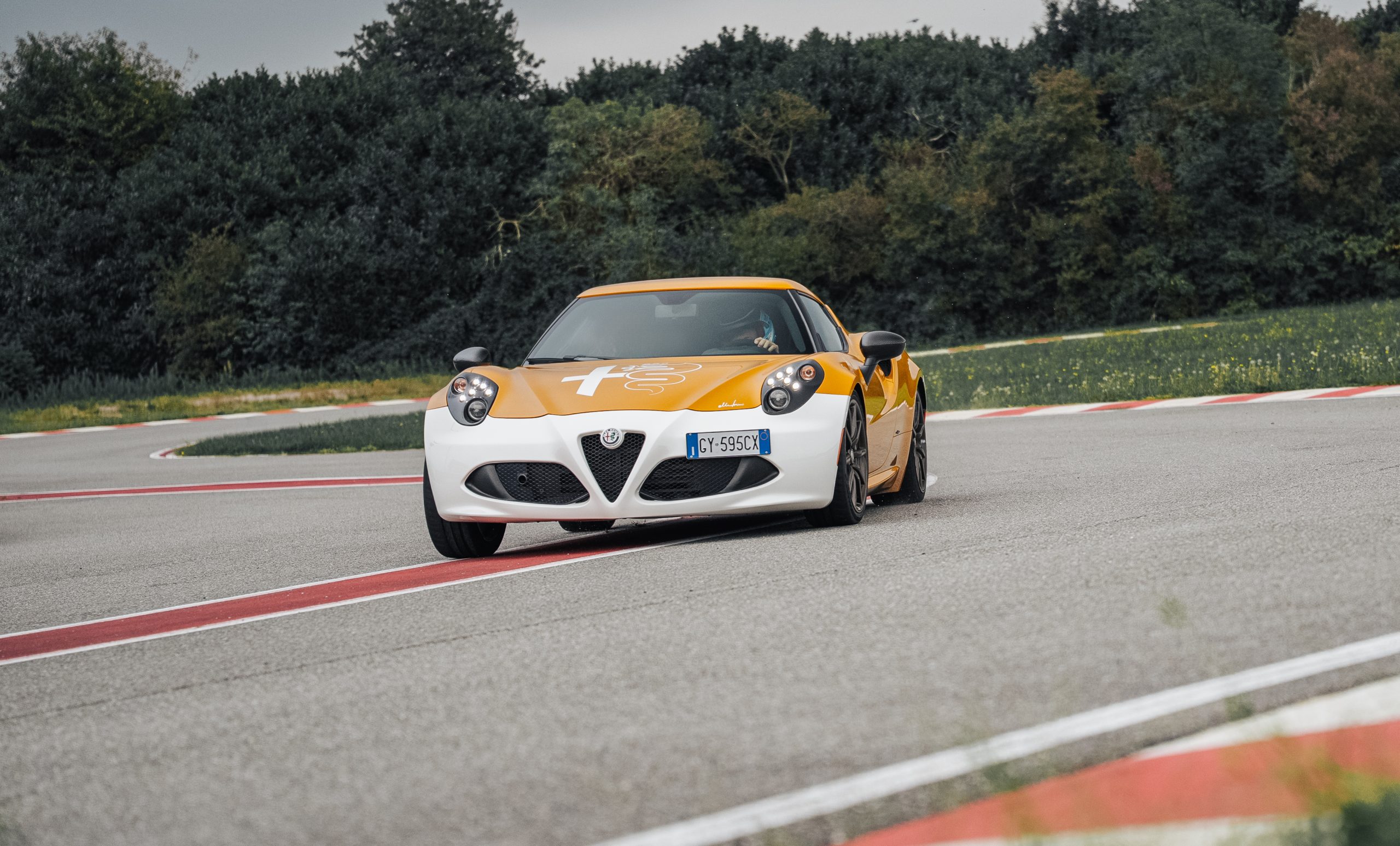 Alfa Romeo 4C Collezione GT “Nicola Larini”: Stellantis Heritage consegna il primo esemplare “Giallo Ocra”.