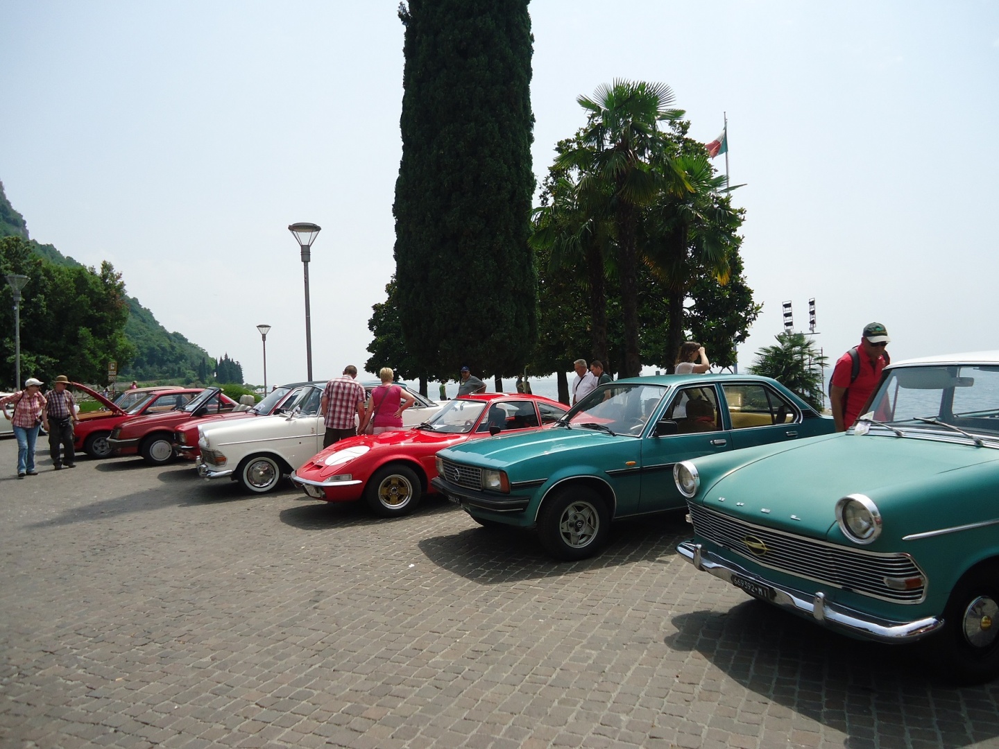 Opel storiche sul Lago di Como: il raduno al Museo della Barca Lariana.