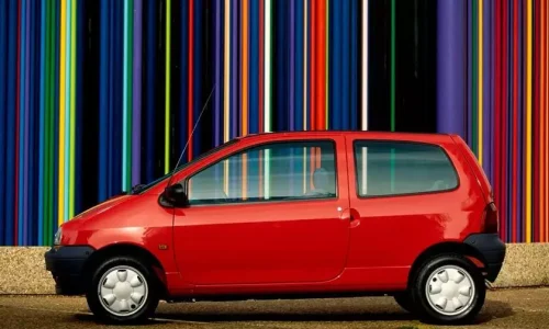 Renault Twingo: trent’anni di simpatia e libertà su quattro ruote.