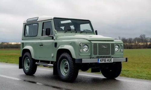 All’asta l’ultima Land Rover Defender 90 Heritage Edition: un addio che profuma di leggenda.