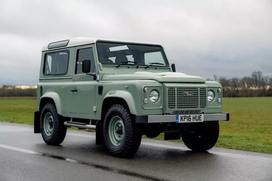 All’asta l’ultima Land Rover Defender 90 Heritage Edition: un addio che profuma di leggenda.