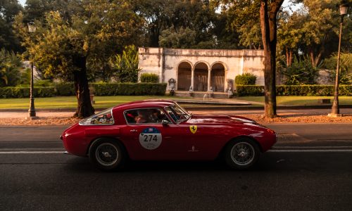 Ferrari Tribute 1000 Miglia 2026: aperte le iscrizioni per un viaggio tra storia e passione.