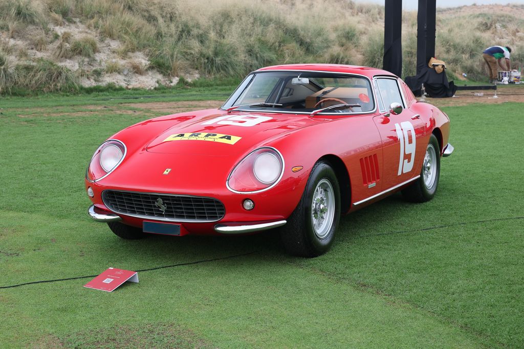 Cavallino Classic Middle East 2025: Abu Dhabi celebra l’eleganza senza tempo delle Ferrari.