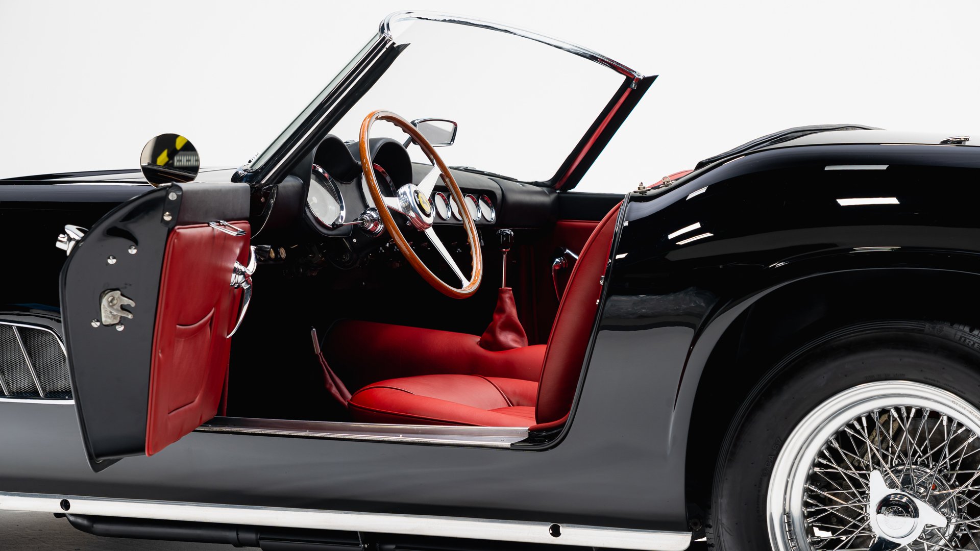 Ferrari 250 GT California Spider, regina attesa all’asta RM Sotheby’s a Parigi.