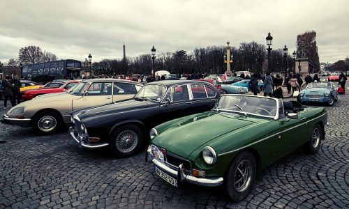 Parigi invasa dalle auto d’epoca: la Traversée de Paris celebra la memoria in movimento.