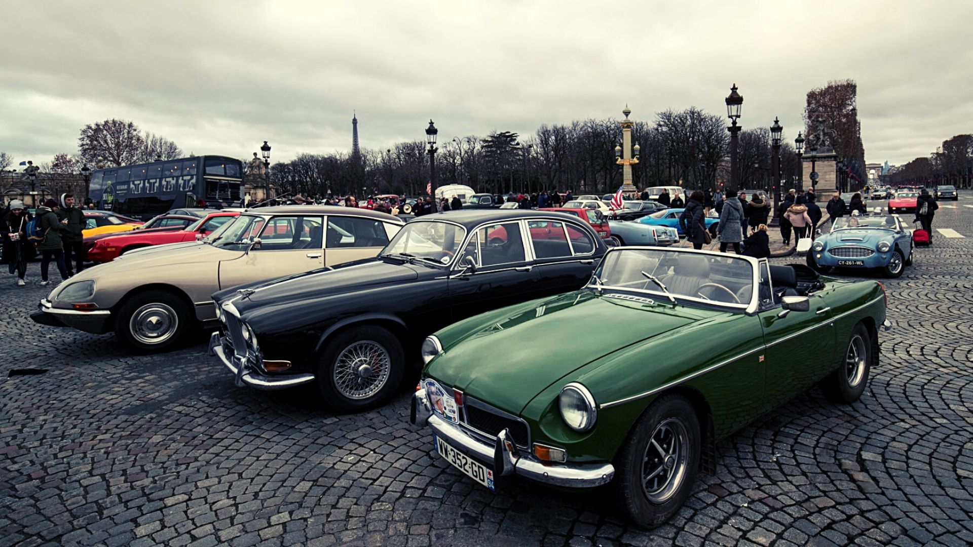 Parigi invasa dalle auto d’epoca: la Traversée de Paris celebra la memoria in movimento.