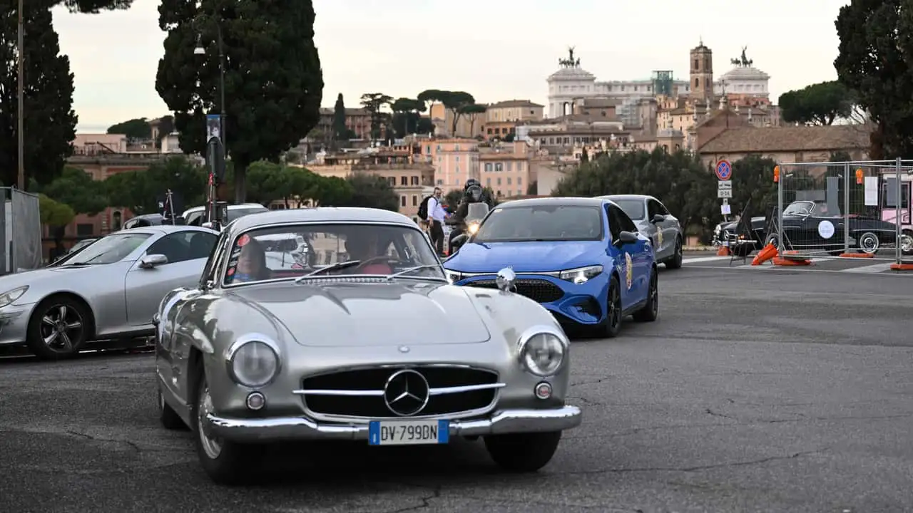 Roma celebra 140 anni di Mercedes-Benz: un serpentone di storia e innovazione.