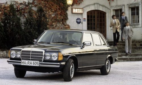 Mercedes-Benz Serie 123 compie 50 anni: dall’uso quotidiano ai rally, un’icona senza tempo.