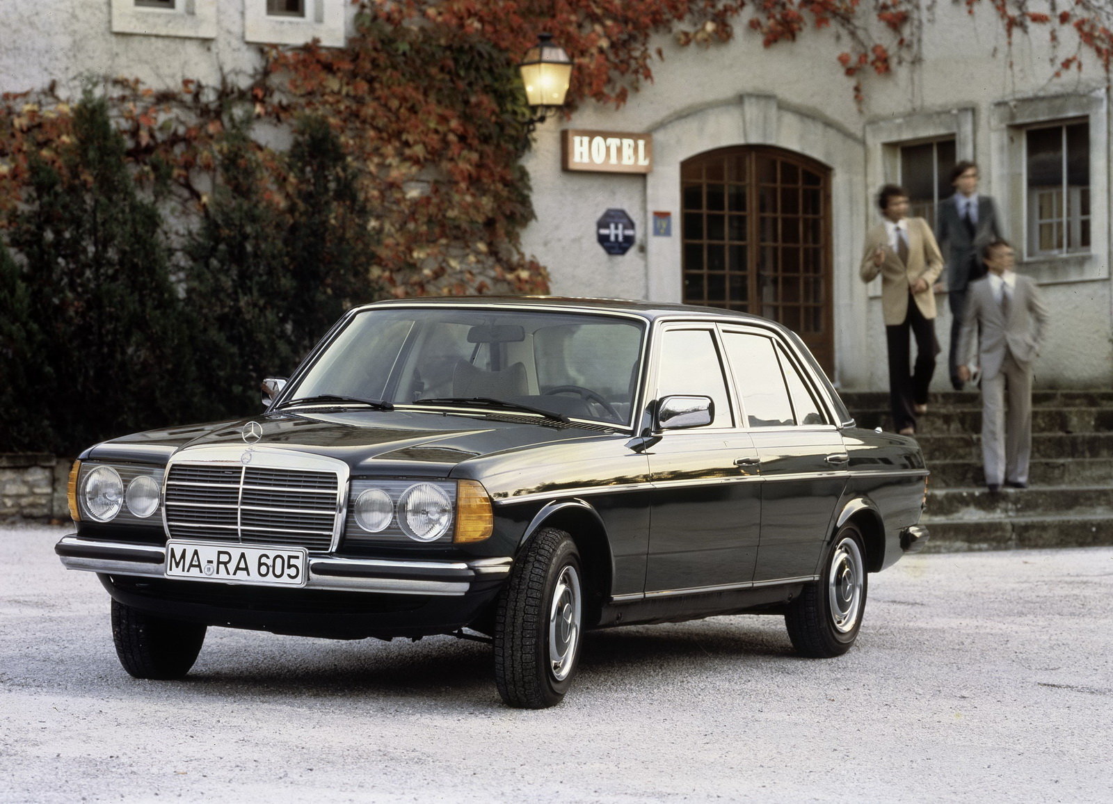Mercedes-Benz Serie 123 compie 50 anni: dall’uso quotidiano ai rally, un’icona senza tempo.