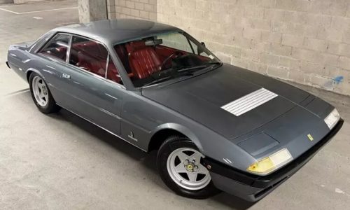 Una Ferrari 400i da gran viaggio sfida il martello dell’asta.