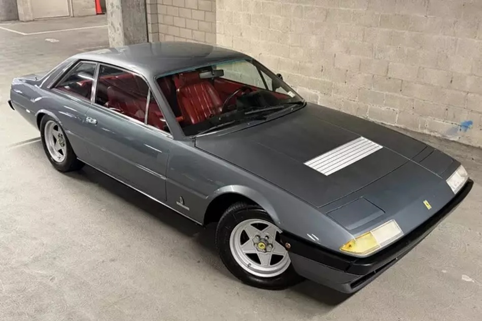 Una Ferrari 400i da gran viaggio sfida il martello dell’asta.