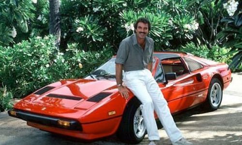 La Ferrari 308 GTS di Magnum P.I. va all’asta: un’icona degli anni ’80 pronta a cambiare garage.