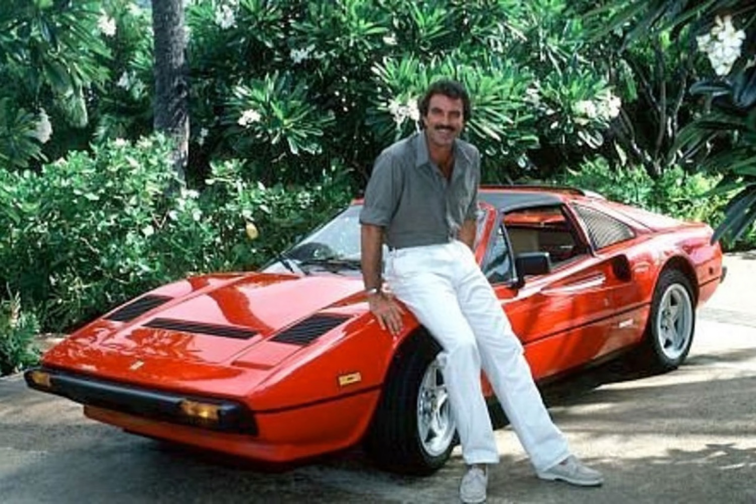 La Ferrari 308 GTS di Magnum P.I. va all’asta: un’icona degli anni ’80 pronta a cambiare garage.