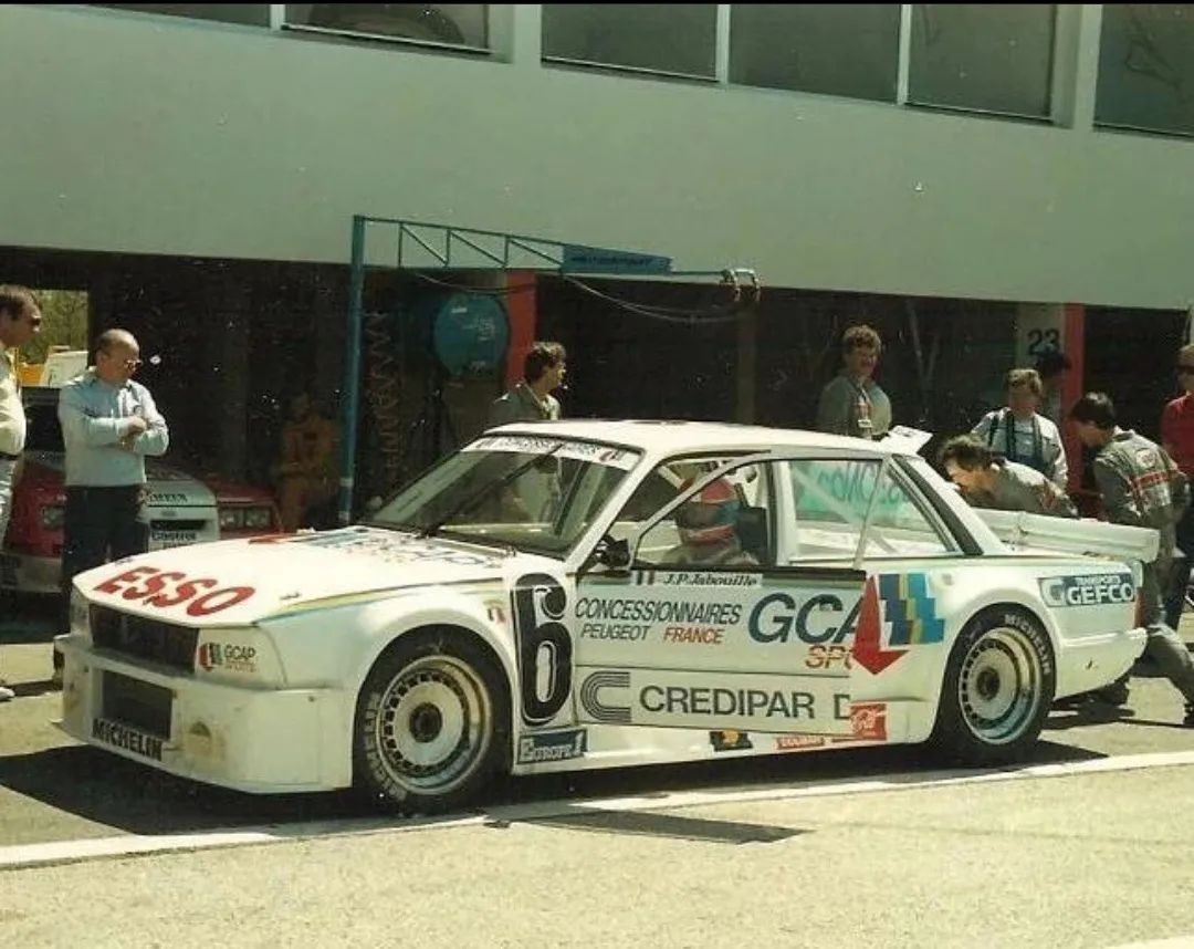 Peugeot 505 Superproduction: quando una grande berlina diventava una belva da pista.