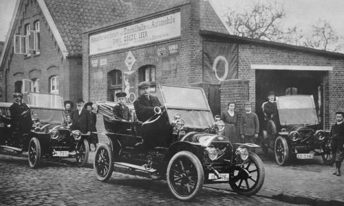 Opel e i suoi traguardi: tre automobili per raccontare la crescita di un marchio.
