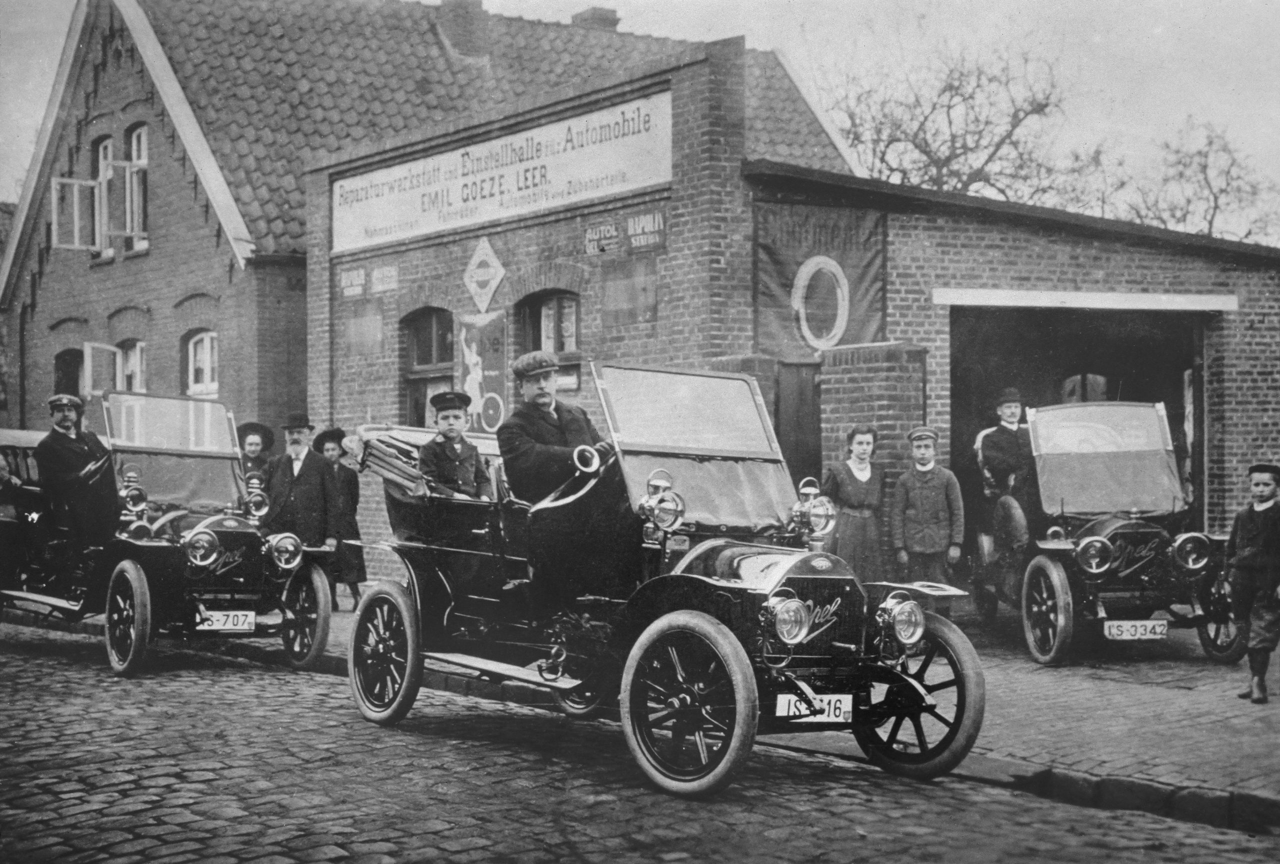 Opel e i suoi traguardi: tre automobili per raccontare la crescita di un marchio.