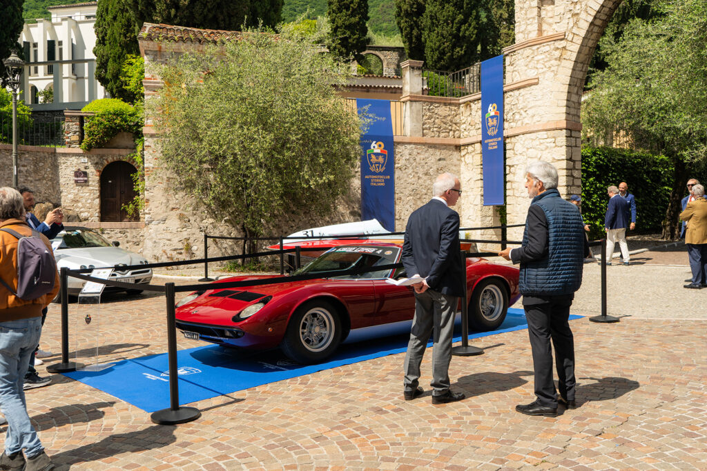 Sessant’anni di ASI tra motori, arte e memoria: il Garda celebra la storia del motorismo italiano.