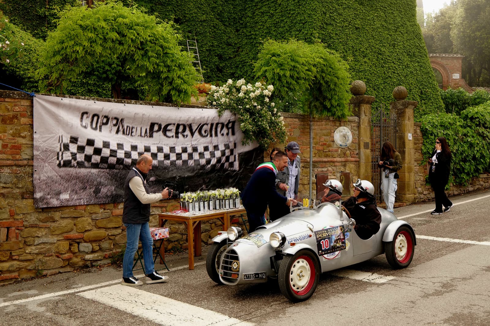 Coppa della Perugina 2026, tra borghi medievali, cioccolato e il fascino senza tempo delle auto storiche.