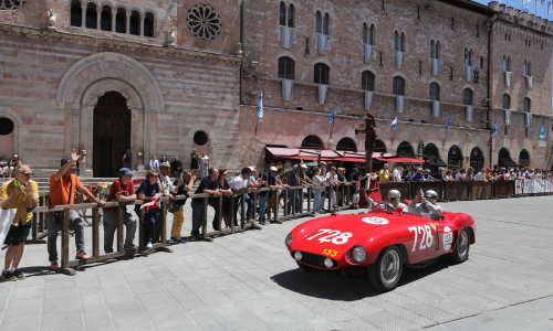 1000 Miglia 2026: l’Umbria abbraccia la Freccia Rossa, Assisi emoziona gli equipaggi.