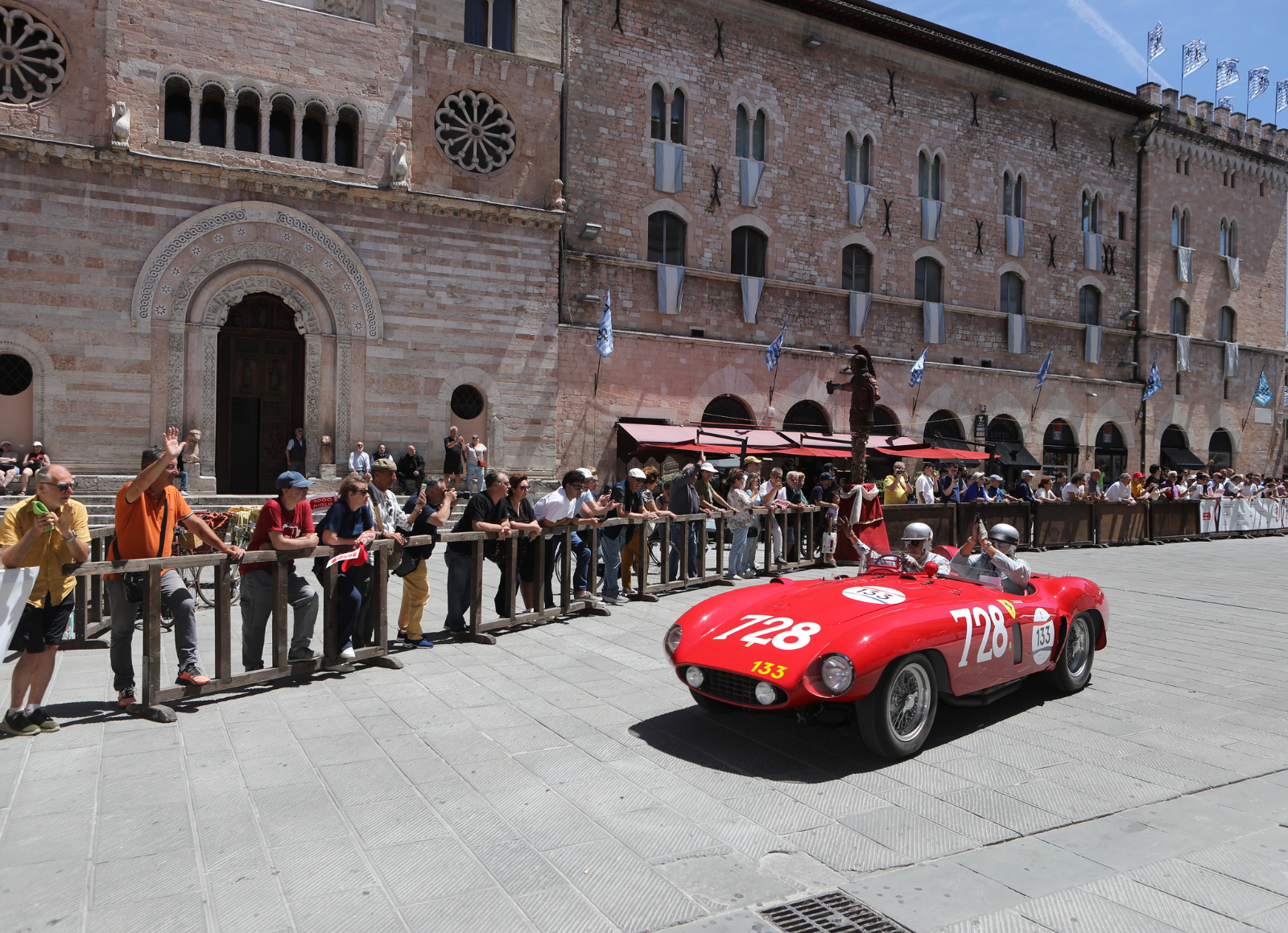 1000 Miglia 2026: l’Umbria abbraccia la Freccia Rossa, Assisi emoziona gli equipaggi.