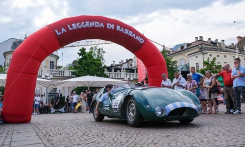 La Leggenda di Bassano raccontata dalla radio: quando il motorismo storico incontra nuovi linguaggi.