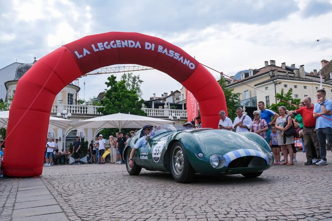 La Leggenda di Bassano raccontata dalla radio: quando il motorismo storico incontra nuovi linguaggi.