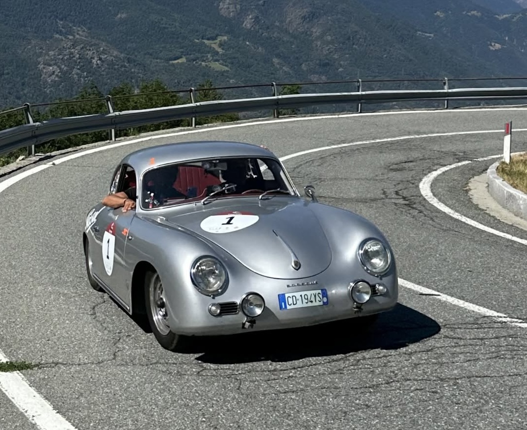 Cisalpina Classic Race: i fratelli Sangiovanni dominano in Valle d’Aosta, trionfo di equilibrio e precisione tra storia e Gran Turismo.