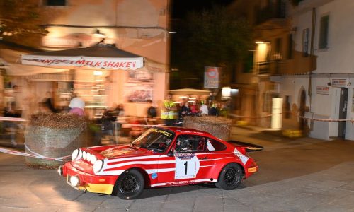 Rallye Elba Storico 2026, il fascino senza tempo di una sfida tra mare e motori.