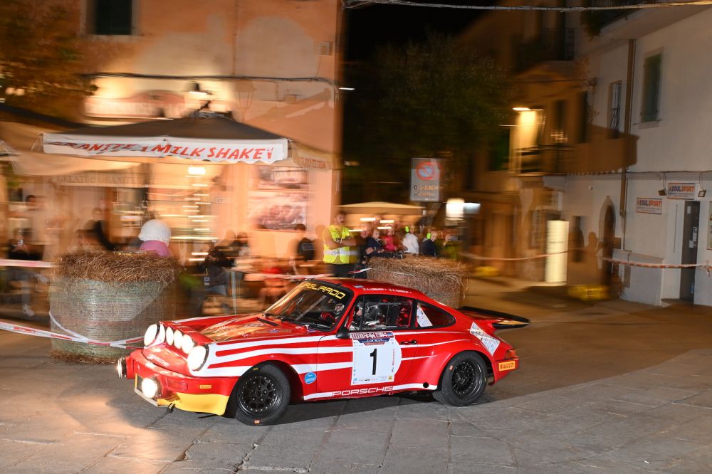 Rallye Elba Storico 2026, il fascino senza tempo di una sfida tra mare e motori.