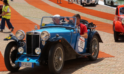 1000 Miglia 2026: Siena accoglie la Freccia Rossa, ora la corsa punta verso Roma.