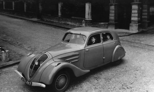 Peugeot 302, 90 anni di eleganza: la berlina che portò l’aerodinamica nel cuore degli anni Trenta.