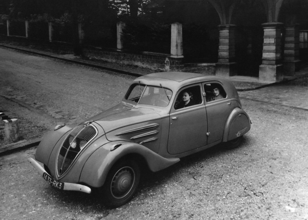 Peugeot 302, 90 anni di eleganza: la berlina che portò l’aerodinamica nel cuore degli anni Trenta.