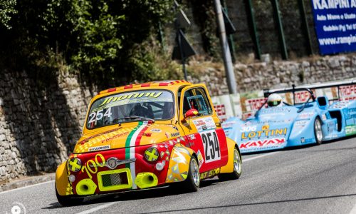 61° Trofeo Luigi Fagioli: a Gubbio la sfida in salita parla anche la lingua delle auto storiche.